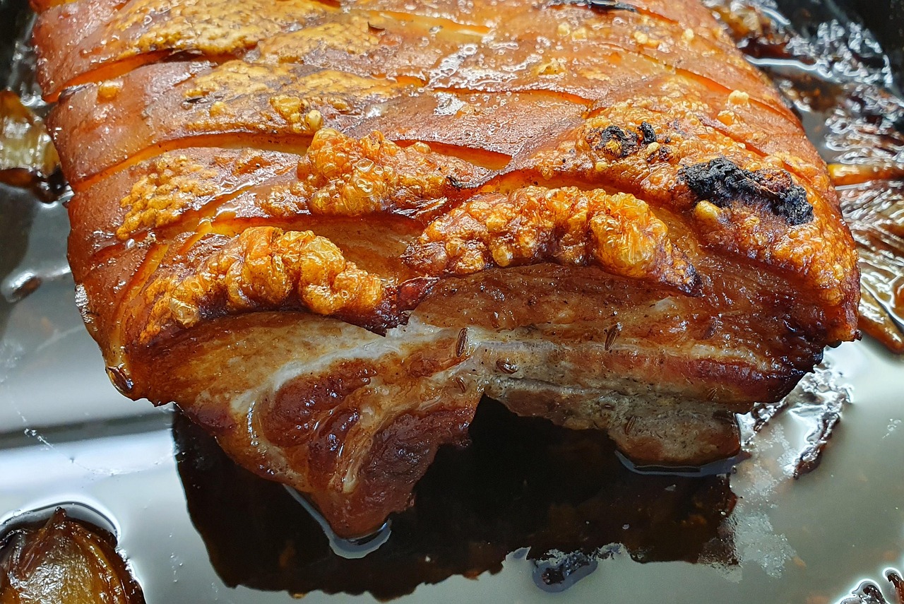 entdecken sie den traditionellen sunday roast – ein köstliches sonntagsgericht mit saftigem fleisch, knusprigen kartoffeln, frischem gemüse und aromatischer soße. perfekt für gemütliche familienessen!