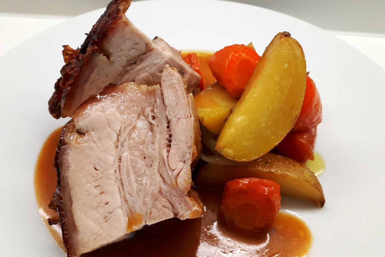 entdecken sie den traditionellen sunday roast: ein britisches sonntagsgericht mit saftigem braten, knusprigen kartoffeln, frischem gemüse und köstlicher soße. perfekt für ein gemütliches familienessen!