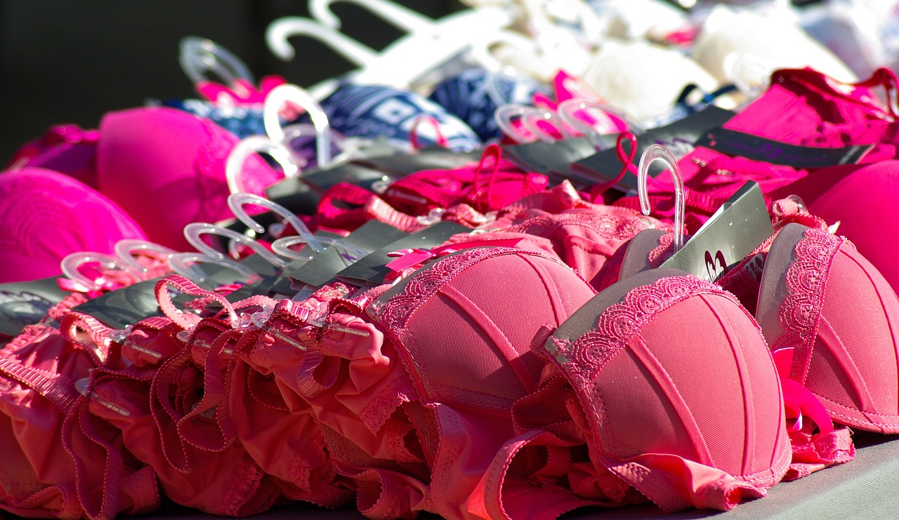 entdecken sie unsere verführerische lingerie-kollektion, die komfort und stil vereint. stöbern sie in einer vielzahl von eleganten bhs, verführerischen unterwäsche-sets und luxuriösen nachtwäsche für jeden anlass.